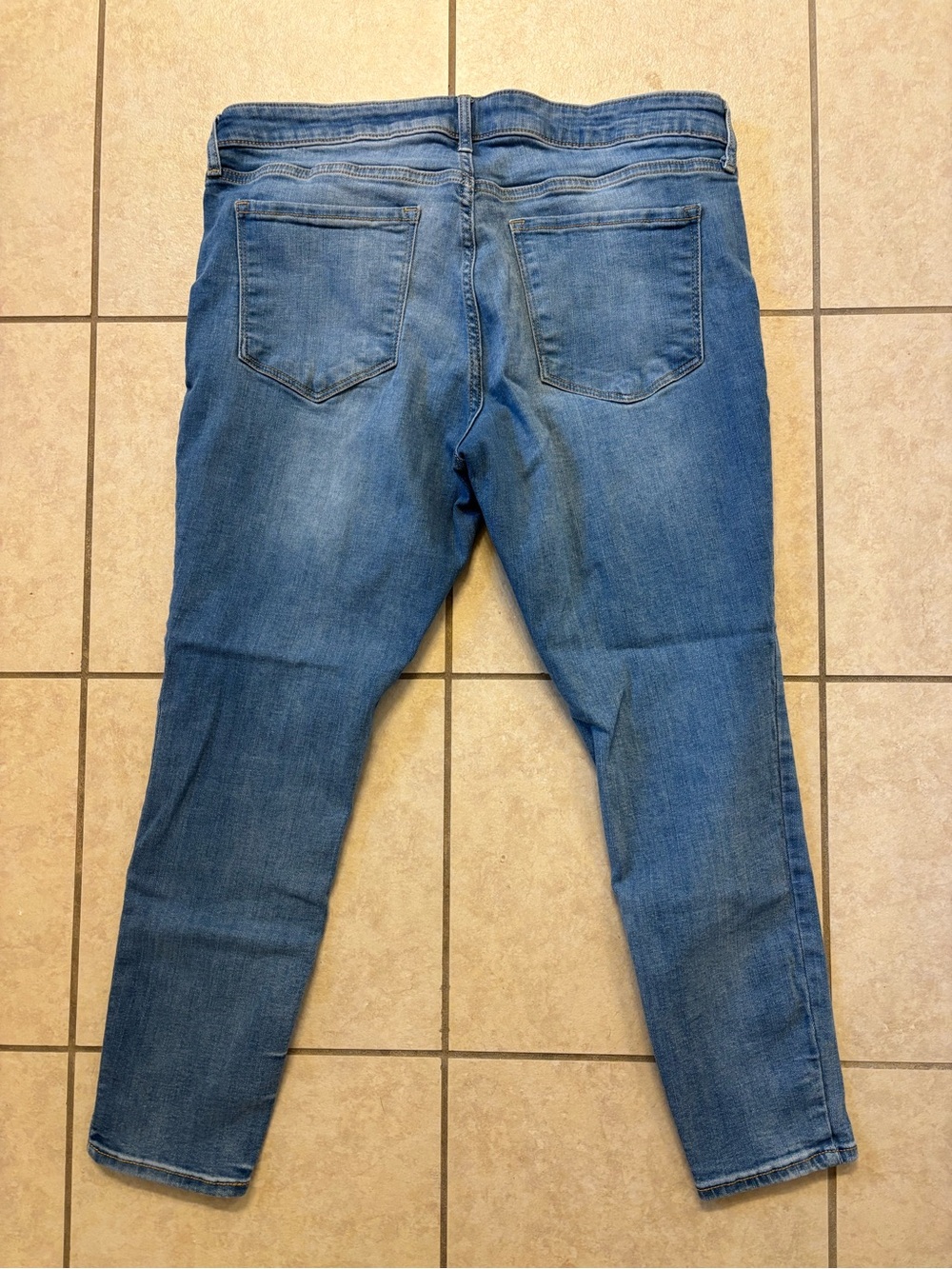 Old Navy Rockstar Super Skinny Jeans Womens Mid Rise SIZE 16 Short - Picture 3 of 3